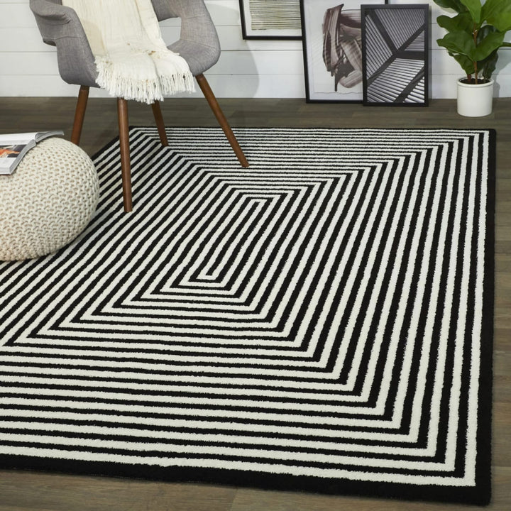 BLACK AND IVORY GEOMETRIC CARPET