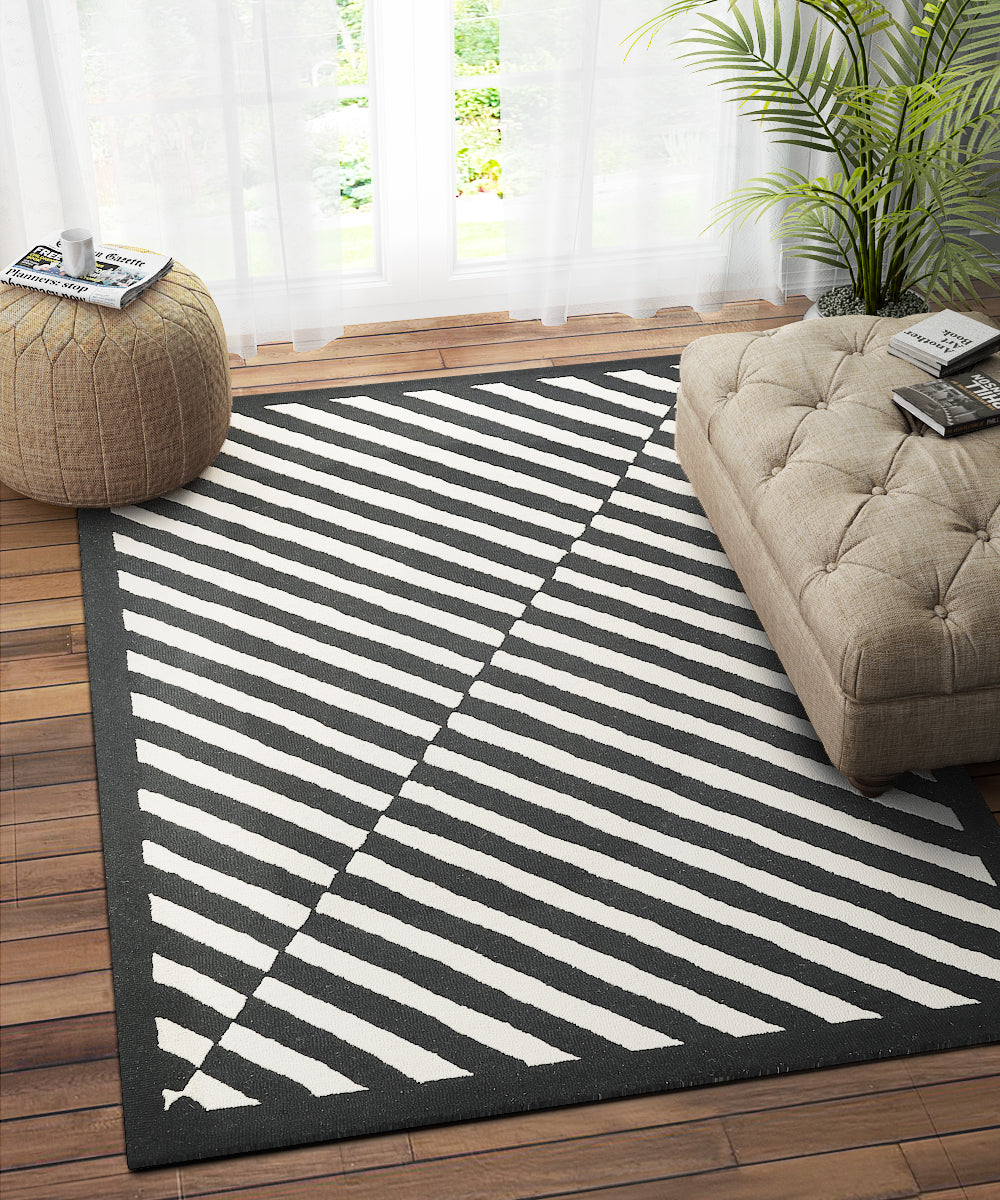 BLACK AND WHITE GEOMETRIC CARPET