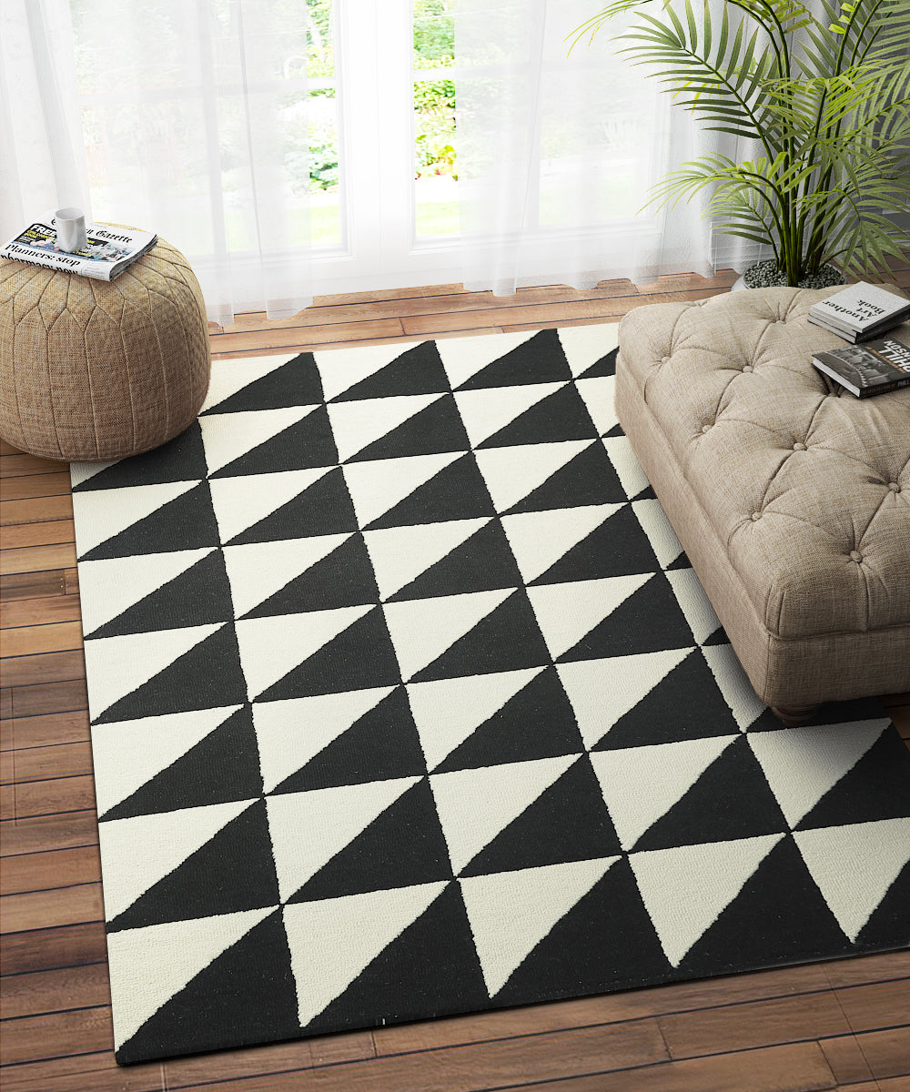 BLACK AND WHITE GEOMETRIC CARPET