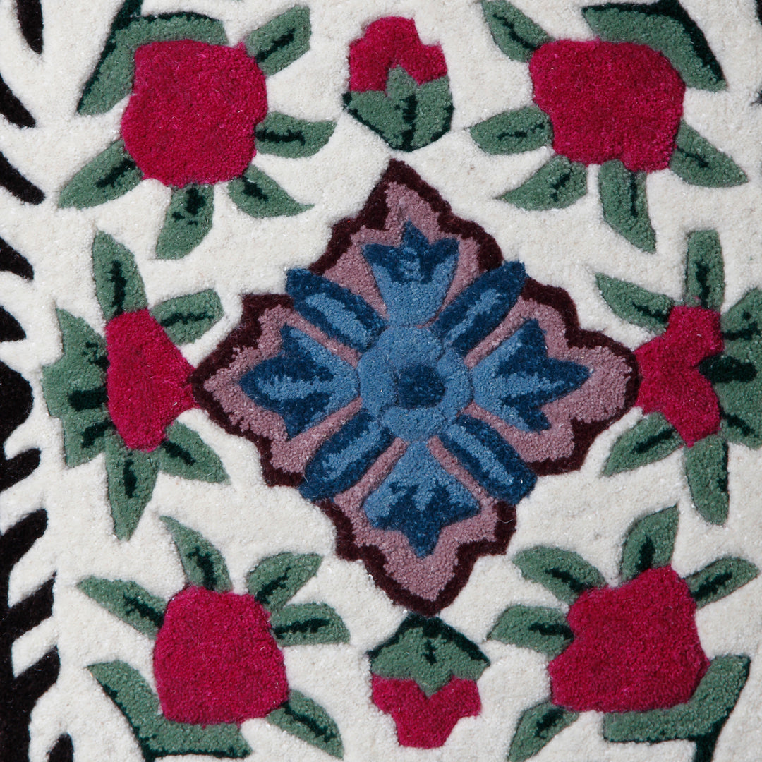 IVORY MULTICOLOR MEDALLION HAND TUFTED CARPET